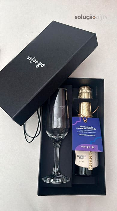 Kit personalizado com Taça e Champagne da Veloe Go.
