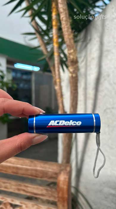 Lanterna personalizada com o logo ACDelco.