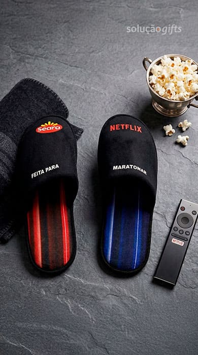 Sandália personalizada para ação Seara e Netflix.
